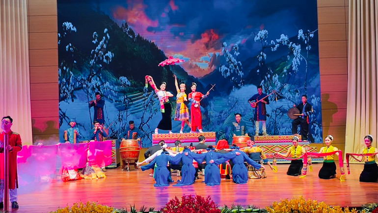 Một tiết mục văn nghệ chào mừng đại hội. (Ảnh: THANH SƠN) Một tiết mục văn nghệ chào mừng đại hội. (Ảnh: THANH SƠN)