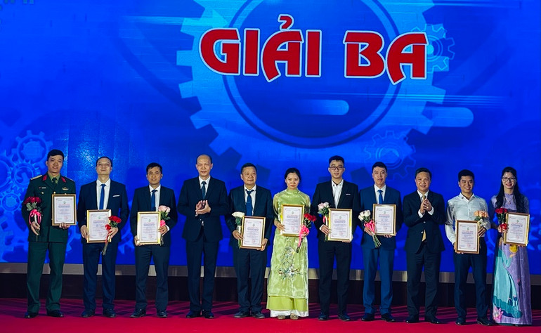 Các cá nhân đạt giải Ba tại hội thi. (Ảnh: THANH SƠN)