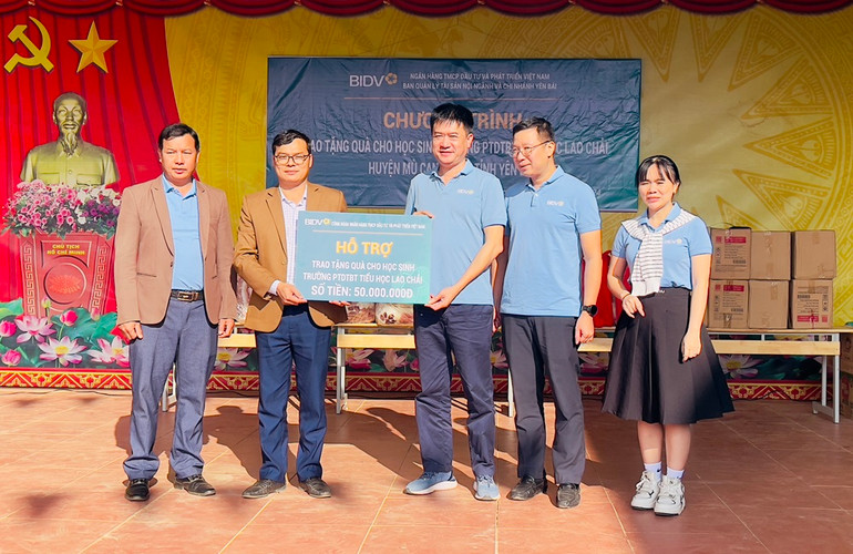 Hỗ trợ tiền cho nhà trường. (Ảnh: THANH SƠN)