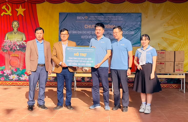 Hỗ trợ tiền cho nhà trường. (Ảnh: THANH SƠN)