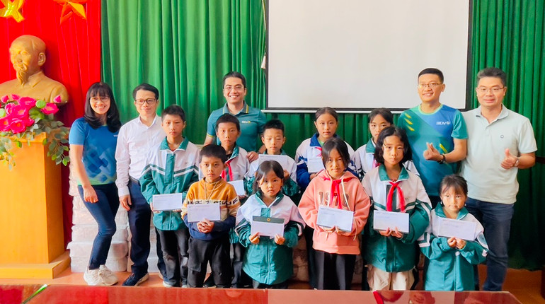 Hỗ trợ tiền cho học sinh nghèo vượt khó. (Ảnh: THANH SƠN)