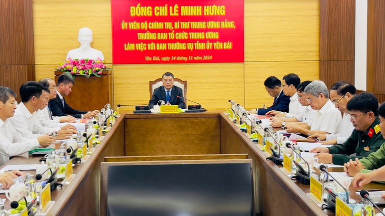 Đồng chí Lê Minh Hưng làm việc với Ban Thường vụ Tỉnh ủy Yên Bái. (Ảnh: THANH SƠN)