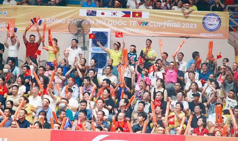 Đông đảo khán giả Lào Cai tới cổ vũ hai đội tuyển bóng chuyền Việt Nam (Ảnh: Đoàn Tuấn).