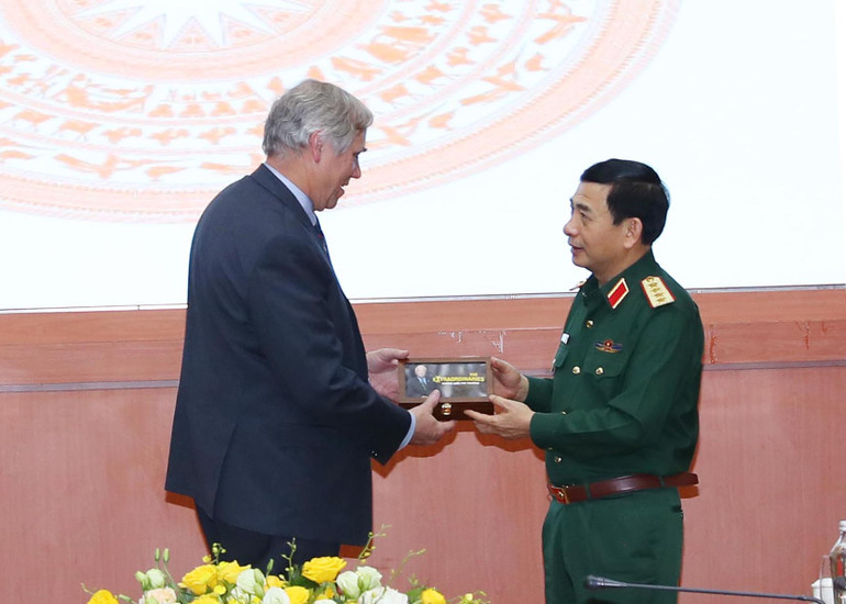 Đại tướng Phan Văn Giang gửi tặng Ngài Patrick Leahy bộ phim về những đóng góp của Thượng Nghị sĩ Patrick Leahy trong hoạt động thúc đẩy quan hệ giữa hai nước, trong đó có hoạt động khắc phục hậu quả chiến tranh tại Việt Nam.