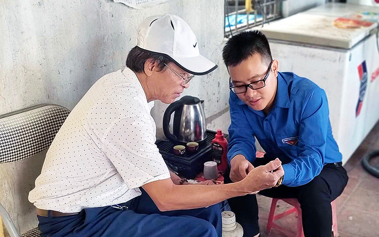 Thành viên Câu lạc bộ Hỗ trợ chuyển đổi số xã Dương Xá hướng dẫn người dân cài đặt, sử dụng các ứng dụng thông minh. Thành viên Câu lạc bộ Hỗ trợ chuyển đổi số xã Dương Xá hướng dẫn người dân cài đặt, sử dụng các ứng dụng thông minh.