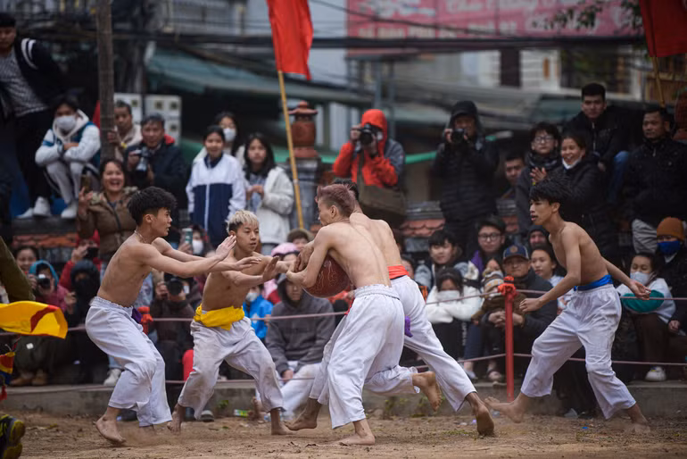 Bị gián đoạn bởi đại dịch Covid-19 nên hội vật cầu của làng bị hoãn 2 năm; năm nay mọi công tác tổ chức cho lễ hội được chuẩn bị hết sức chu đáo, thu hút sự quan tâm của người dân khắp nơi tới thưởng thức. Bị gián đoạn bởi đại dịch Covid-19 nên hội vật cầu của làng bị hoãn 2 năm; năm nay mọi công tác tổ chức cho lễ hội được chuẩn bị hết sức chu đáo, thu hút sự quan tâm của người dân khắp nơi tới thưởng thức.