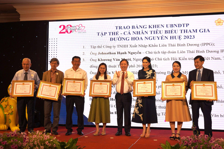 Phó Chủ tịch Ủy ban nhân dân Thành phố Hồ Chí Minh Dương Anh Đức trao Bằng khen cho các tập thể, cá nhân tiêu biểu.