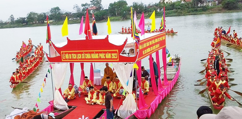 Hoạt động rước nước thiêng đầu nguồn sống Kiến Giang đưa về lễ Phật. Hoạt động rước nước thiêng đầu nguồn sống Kiến Giang đưa về lễ Phật.