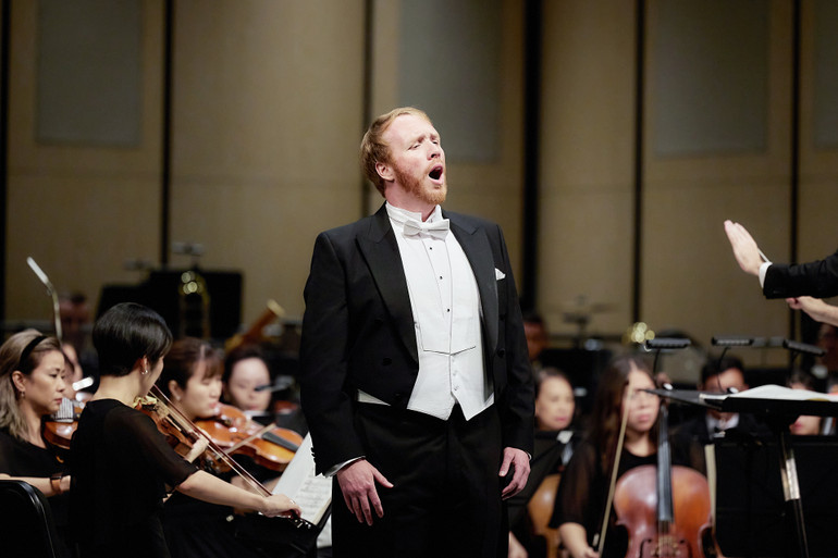 Giọng tenor người Anh Oliver Johnston trình diễn cùng SSO.