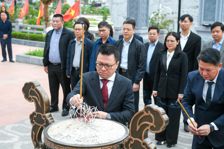 [Ảnh] Đoàn công tác Báo Nhân Dân dâng hương tại Đền thờ Bác Hồ và thăm Khu di tích Nhà tù Sơn La ảnh 3