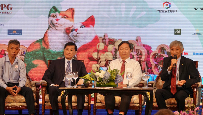 Giao lưu với các đại biểu tại buổi tổng kết 20 năm Đường hoa Nguyễn Huệ. (Ảnh: Linh Bảo)