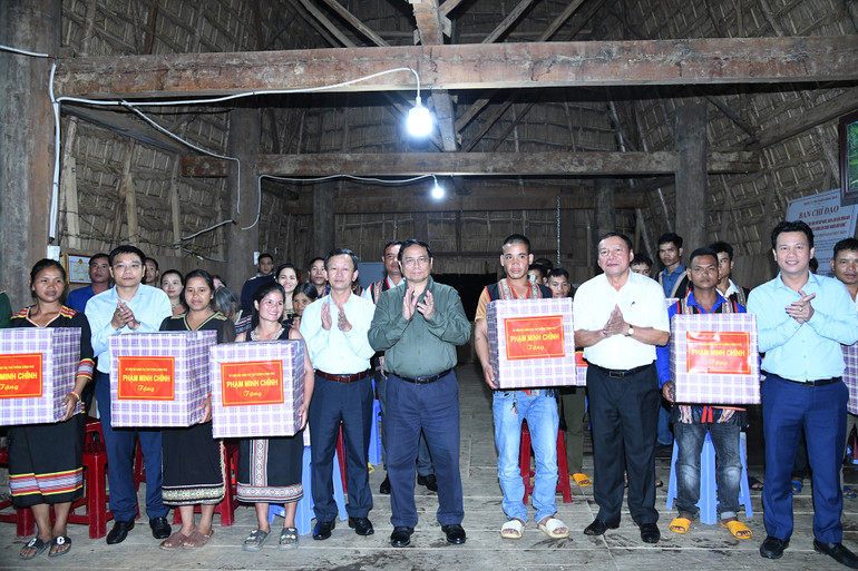 Thủ tướng Phạm Minh Chính tặng quà động viên bà con nhân dân làng Kon Pring