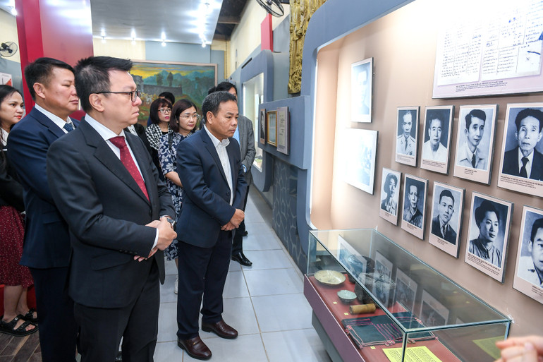 [Ảnh] Đoàn công tác Báo Nhân Dân dâng hương tại Đền thờ Bác Hồ và thăm Khu di tích Nhà tù Sơn La ảnh 8