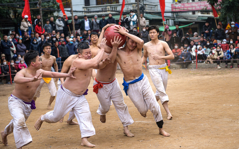 Sự giằng co quyết liệt quả cầu nặng tới 25kg để đưa về hố của đội mình tạo nên sức hấp dẫn đặc biệt trong hội vật cầu Thúy Lĩnh. Sự giằng co quyết liệt quả cầu nặng tới 25kg để đưa về hố của đội mình tạo nên sức hấp dẫn đặc biệt trong hội vật cầu Thúy Lĩnh.