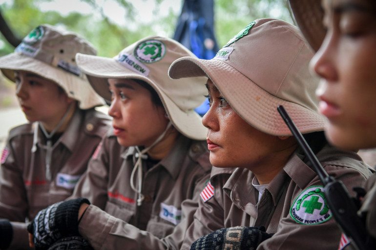 Những cô gái rà phá bom mìn trong dự án Hành động khắc phục hậu quả bom mìn sau chiến tranh của Tổ chức Viện trợ nhân dân Na Uy. Những cô gái rà phá bom mìn trong dự án Hành động khắc phục hậu quả bom mìn sau chiến tranh của Tổ chức Viện trợ nhân dân Na Uy.
