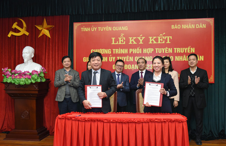 Báo Nhân Dân và Tỉnh ủy Tuyên Quang ký kết chương trình phối hợp tuyên truyền, giai đoạn 2023-2025. (Ảnh: THÀNH ĐẠT)