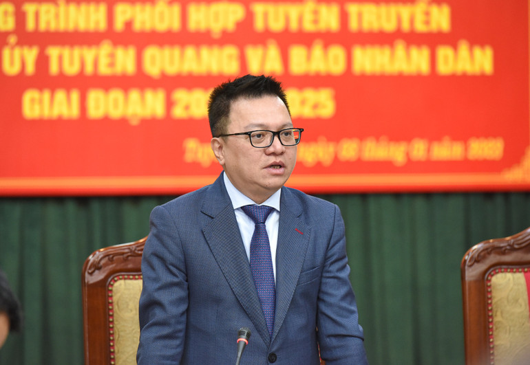 Đồng chí Lê Quốc Minh, Ủy viên Trung ương Đảng, Tổng Biên tập Báo Nhân Dân, Phó Trưởng Ban Tuyên giáo Trung ương, Chủ tịch Hội Nhà báo Việt Nam phát biểu tại buổi lễ. (Ảnh: THÀNH ĐẠT)