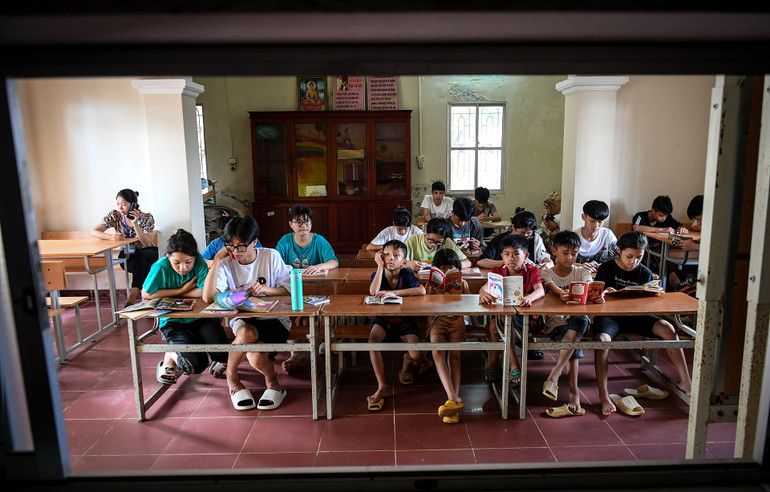 Những thiên thần bé nhỏ tại Trung tâm Bảo trợ xã hội 1 Hà Nội trong giờ sinh hoạt chung tại thư viện. (Ảnh: Thành Đạt)