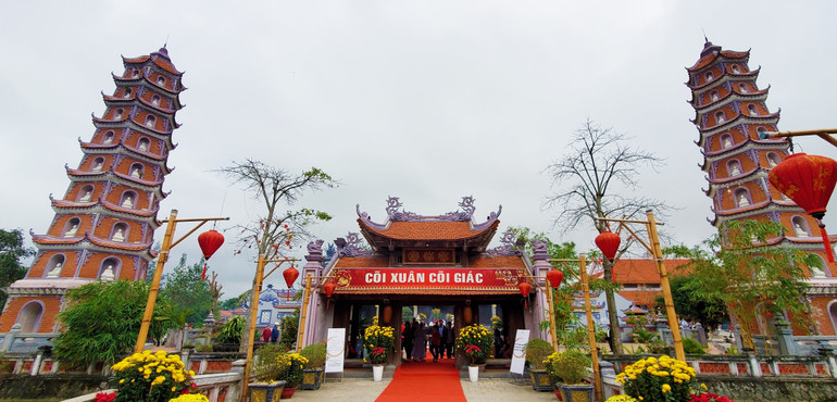 Chùa Hoằng Phúc- ngôi cổ tự ở miền trung được tôn tạo, phục dựng phục vụ nhu cầu tín ngưỡng của nhân dân. Chùa Hoằng Phúc- ngôi cổ tự ở miền trung được tôn tạo, phục dựng phục vụ nhu cầu tín ngưỡng của nhân dân.