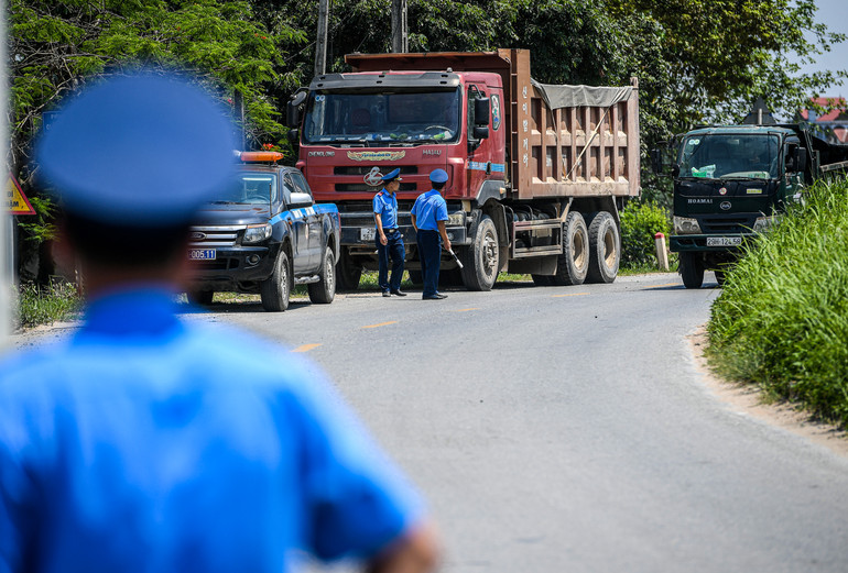 Càng gần trưa, nắng nóng càng trở nên gay gắt...