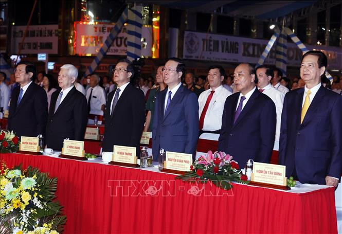 Chủ tịch nước Võ Văn Thưởng và các đồng chí lãnh đạo, nguyên lãnh đạo Đảng, Nhà nước cùng các đại biểu thực hiện nghi thức chào cờ. Ảnh: TTXVN