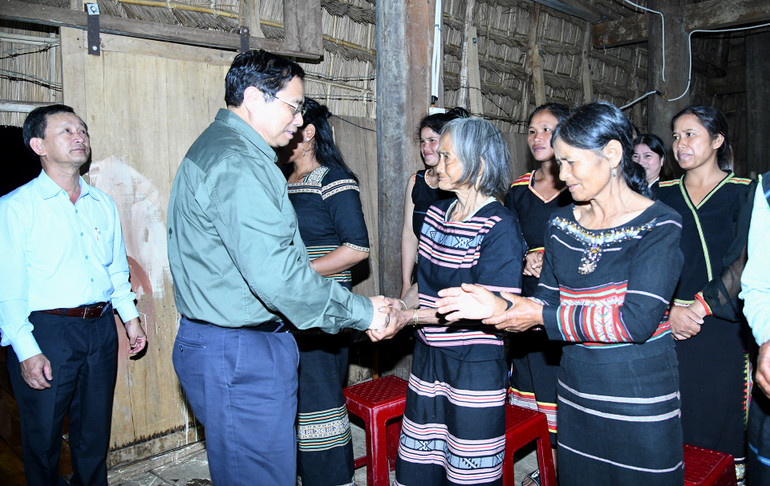 Thủ tướng Phạm Minh Chính thăm hỏi bà con nhân dân tại Nhà văn hóa làng Kon Pring, thị trấn Măng Đen.