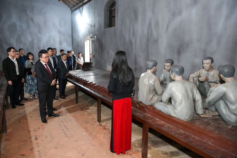 [Ảnh] Đoàn công tác Báo Nhân Dân dâng hương tại Đền thờ Bác Hồ và thăm Khu di tích Nhà tù Sơn La ảnh 7