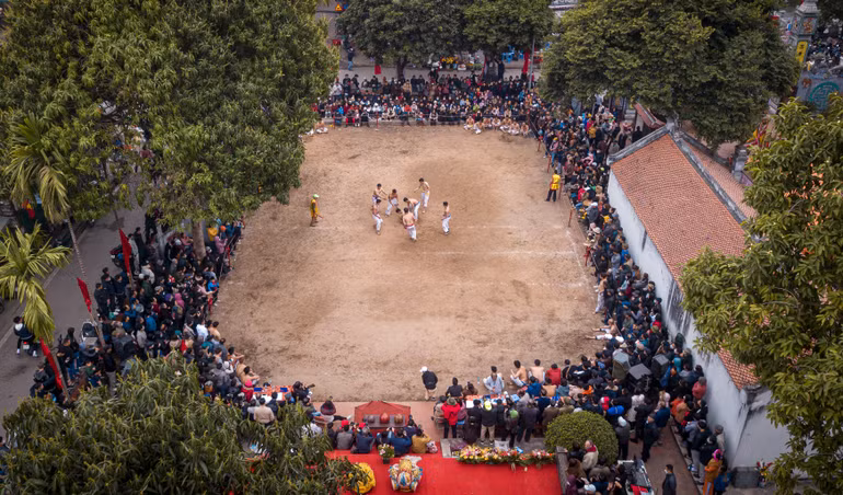 Theo thông lệ đầu xuân năm mới, cứ đến mùng 5 và 6 Tết hằng năm, trai tráng trong làng Thúy Lĩnh (phường Lĩnh Nam, quận Hoàng Mai, Hà Nội) lại hào hứng trổ tài với lễ hội vật cầu cổ truyền tại đình làng. Theo thông lệ đầu xuân năm mới, cứ đến mùng 5 và 6 Tết hằng năm, trai tráng trong làng Thúy Lĩnh (phường Lĩnh Nam, quận Hoàng Mai, Hà Nội) lại hào hứng trổ tài với lễ hội vật cầu cổ truyền tại đình làng.