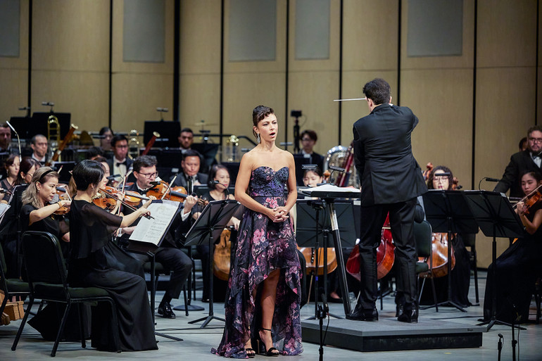 Nghệ sĩ Corinne Winters biểu diễn trong chương trình