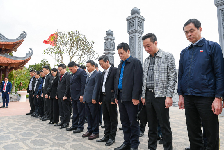 [Ảnh] Đoàn công tác Báo Nhân Dân dâng hương tại Đền thờ Bác Hồ và thăm Khu di tích Nhà tù Sơn La ảnh 2