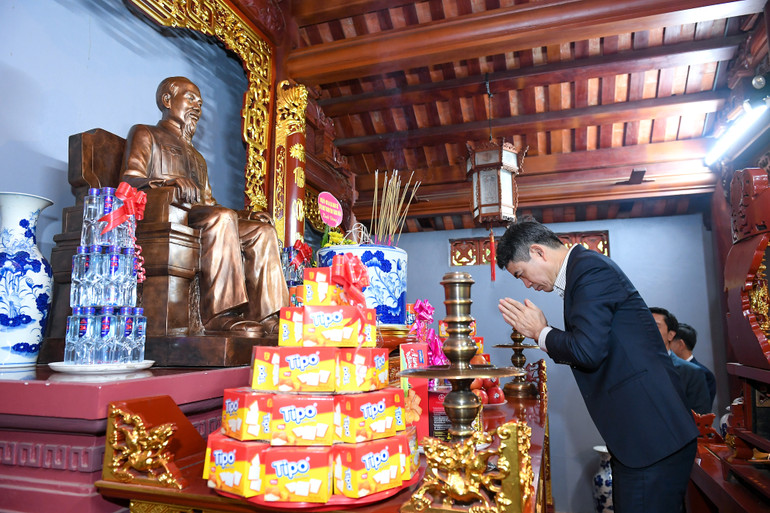 [Ảnh] Đoàn công tác Báo Nhân Dân dâng hương tại Đền thờ Bác Hồ và thăm Khu di tích Nhà tù Sơn La ảnh 4