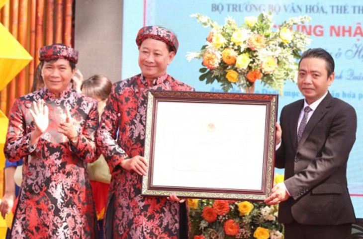 Đại diện Bộ Văn hóa, Thể thao và Du lịch trao Bằng Di sản văn hóa phi vật thể quốc gia Tết Nguyên tiêu ở Hội An cho thành phố Hội An. Đại diện Bộ Văn hóa, Thể thao và Du lịch trao Bằng Di sản văn hóa phi vật thể quốc gia Tết Nguyên tiêu ở Hội An cho thành phố Hội An.