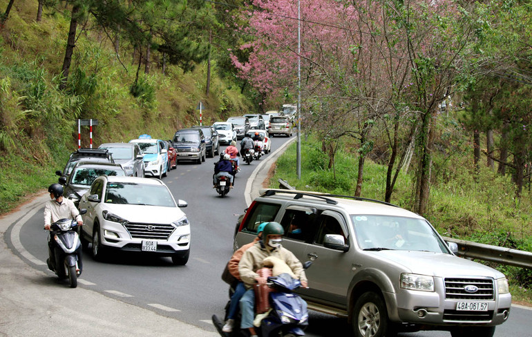 Dòng xe lưu thông trên đèo Prenn dịp Tết Nguyên đán 2023. Dòng xe lưu thông trên đèo Prenn dịp Tết Nguyên đán 2023.