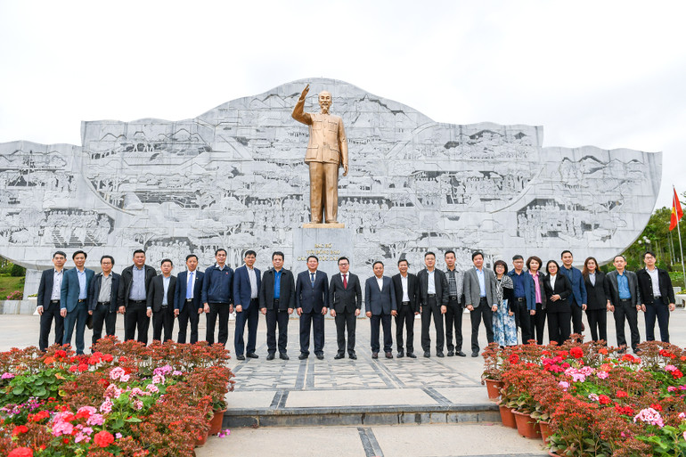 [Ảnh] Đoàn công tác Báo Nhân Dân dâng hương tại Đền thờ Bác Hồ và thăm Khu di tích Nhà tù Sơn La ảnh 1