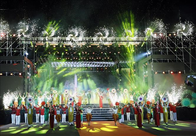 Hoạt cảnh sân khấu tại Lễ kỷ niệm 135 năm Ngày sinh Chủ tịch Tôn Đức Thắng. (Ảnh: TTXVN)