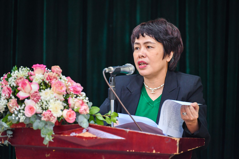 Bà Đặng Thị Phương Thảo, Phó Cục trưởng Cục Báo chí (Bộ Thông tin và Truyền thông) trình bày tham luận tại hội thảo.