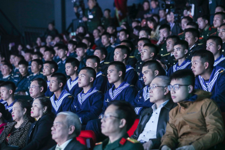 Khán giả theo dõi chương trình.