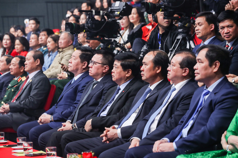 Đồng chí Nguyễn Trọng Nghĩa, Bí thư Trung ương Đảng, Trưởng Ban Tuyên giáo Trung ương; đồng chí Lê Quốc Minh, Ủy viên Trung ương Đảng, Tổng Biên tập Báo Nhân Dân, Phó Trưởng Ban Tuyên giáo Trung ương, Chủ tịch Hội Nhà báo Việt Nam cùng các đại biểu tham dự chương trình.