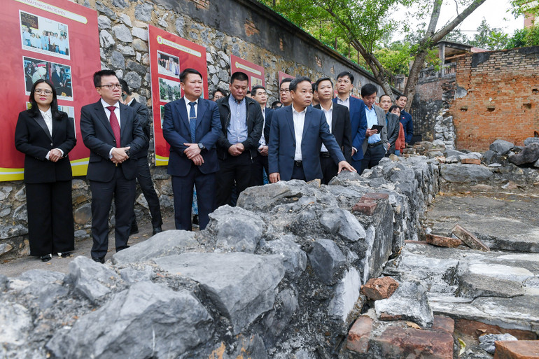 [Ảnh] Đoàn công tác Báo Nhân Dân dâng hương tại Đền thờ Bác Hồ và thăm Khu di tích Nhà tù Sơn La ảnh 5