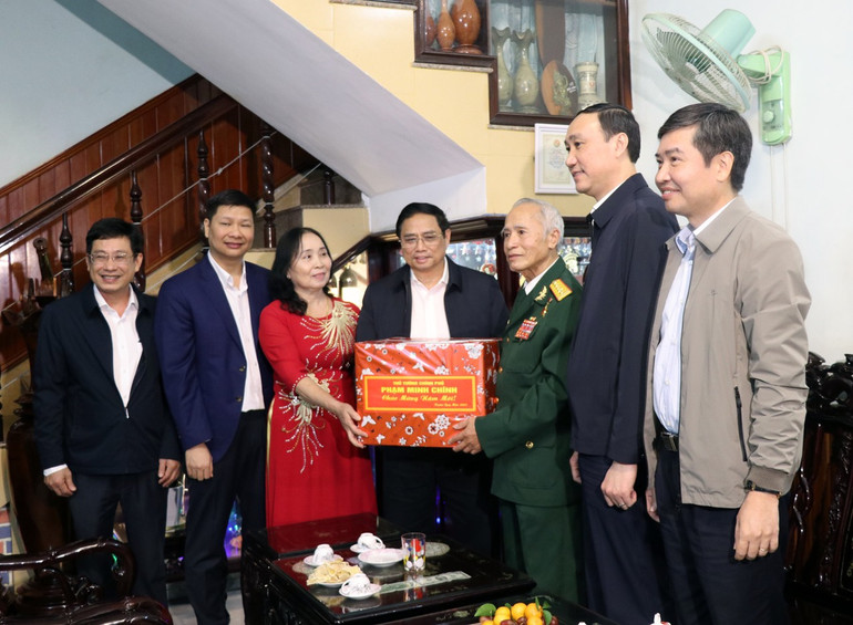Thủ tướng Chính phủ Phạm Minh Chính thăm chúc Tết Anh hùng Lực lượng vũ trang nhân dân Đặng Phi Thưởng.