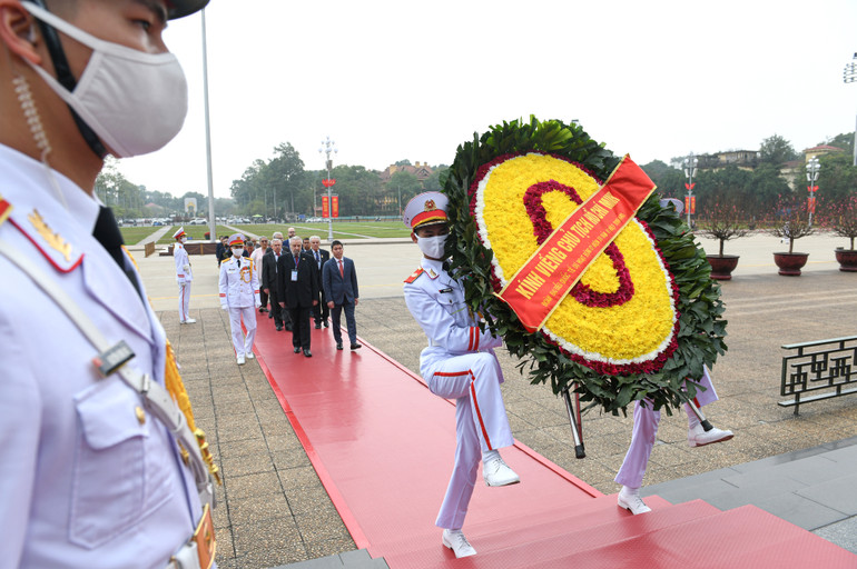 Đại biểu là những nhân chứng lịch sử Hiệp định Paris 1973 đến đặt vòng hoa vào Lăng viếng Chủ tịch Hồ Chí Minh.