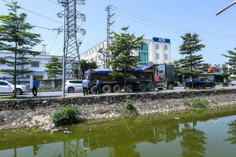 Dưới điều kiện nắng nóng kéo dài, Đội Thanh tra giao thông cầu, đường bộ (Sở Giao thông vận tải Hà Nội) vẫn liên tục túc trực để xử lý các trường hợp xe quá khổ, quá tải.