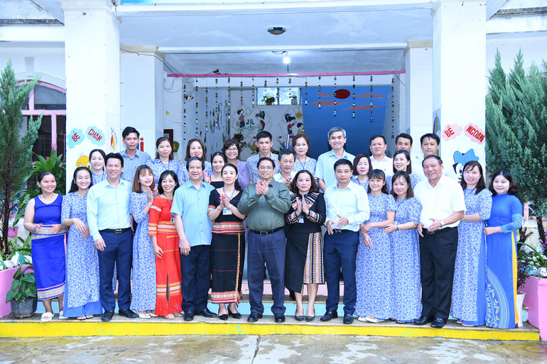 Thủ tướng Phạm Minh Chính và các đồng chí lãnh đạo chụp ảnh lưu niệm với lãnh đạo, các cô giáo Trường mầm non Măng Đen