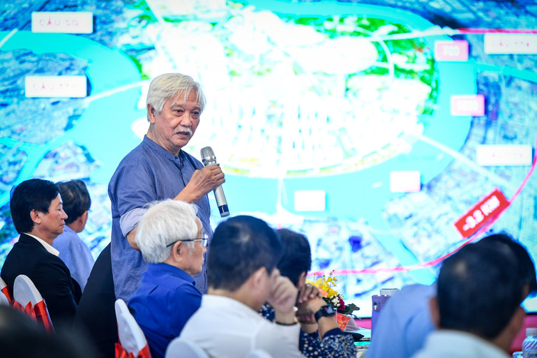 Nhà sử học Dương Trung Quốc trăn trở việc xây dựng cầu Thủ Thiêm 4 với độ tĩnh không không phù hợp có thể khiến giá trị lịch sử của cảng Sài Gòn bị ảnh hưởng. (Ảnh: Thành Đạt) Nhà sử học Dương Trung Quốc trăn trở việc xây dựng cầu Thủ Thiêm 4 với độ tĩnh không không phù hợp có thể khiến giá trị lịch sử của cảng Sài Gòn bị ảnh hưởng. (Ảnh: Thành Đạt)