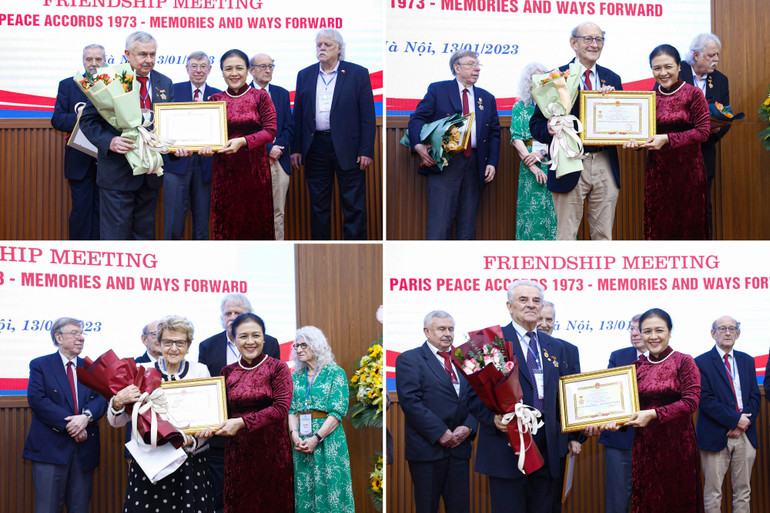 Chủ tịch Liên hiệp các tổ chức hữu nghị Việt Nam Nguyễn Phương Nga trao tặng Kỷ niệm chương "Vì hòa bình, hữu nghị giữa các dân tộc" cho các đại biểu.