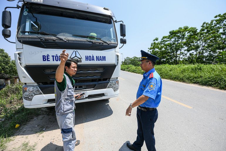 Có mặt tại khu vực đê cảng Hồng Vân (Thường Tín, Hà Nội), lực lượng thanh tra giao thông liên tục phát hiện các trường hợp xe quá tải, quá khổ hoặc vi phạm lỗi môi trường.