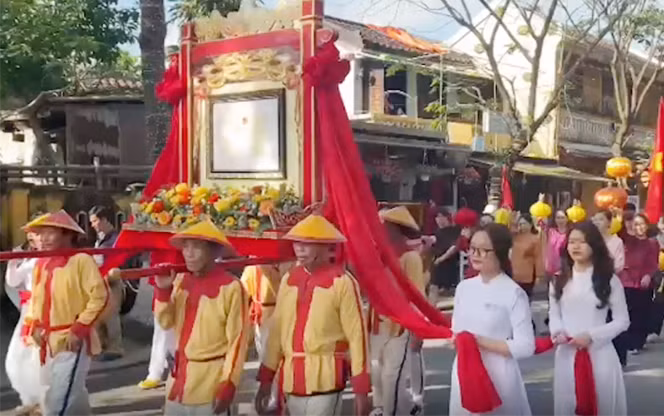 Rước danh hiệu Di sản văn hóa phi vật thể quốc gia Tết Nguyên tiêu ở Hội An.