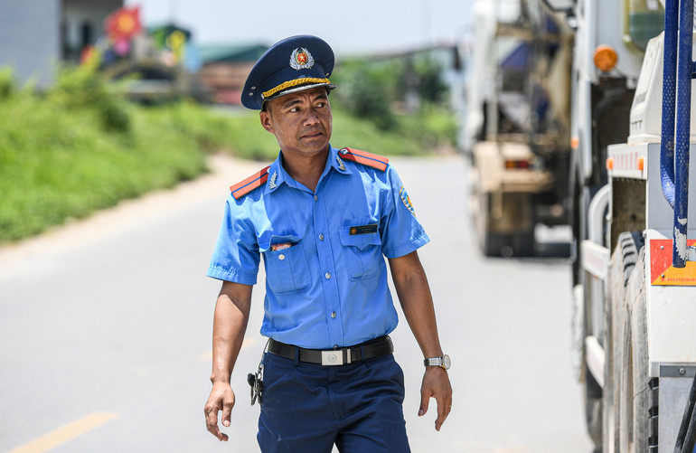 ... nhưng các cán bộ thanh tra vẫn miệt mài với công việc của mình.