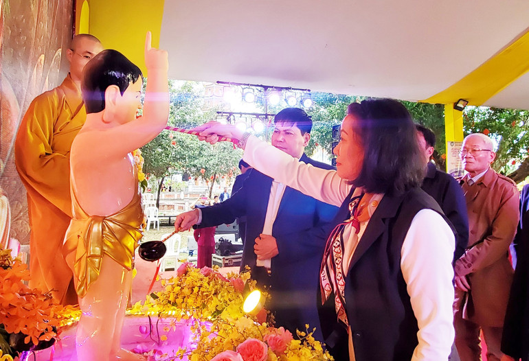 Các đại biểu làm nghi thức tắm tượng Phật. Các đại biểu làm nghi thức tắm tượng Phật.