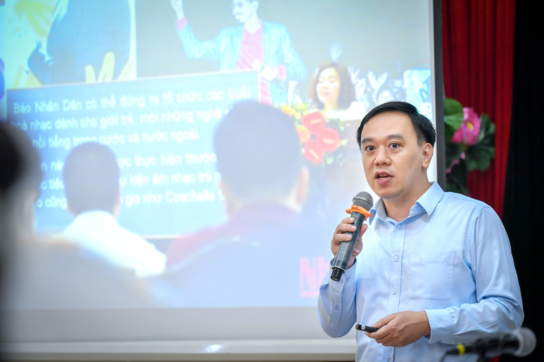 Nhà báo Ngô Việt Anh trình bày tham luận tại hội thảo.